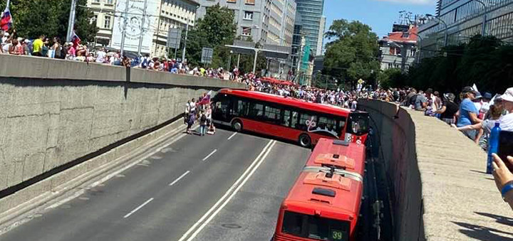Bratislava 29.7.2021: Blokáda komunikace před prezidentským palácem