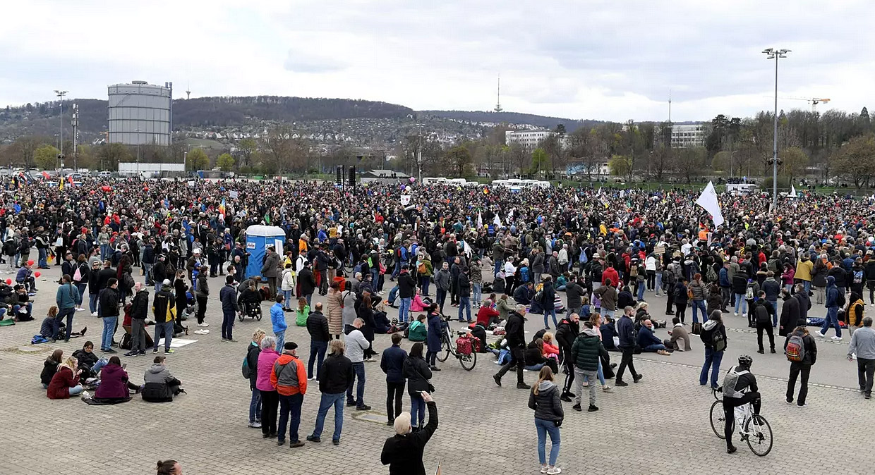 Protest proti covidovým opatřením ve Stuttgartu 